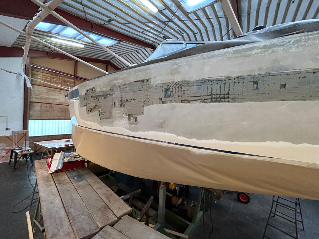 Foto der Seitenansicht einer beschädigten Hallberg Rassy 431.